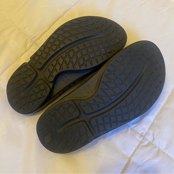 WORN ONCE - OOFOS OOahh Luxe Slide Sandal in Metallic Size Women’s 7 - Picture 4 of 5